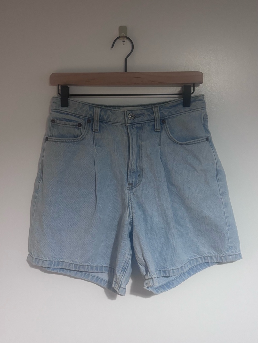 Abercrombie & Fitch Light Wash The Loose Short High Rise Size 4